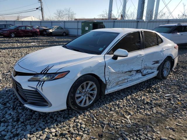 4T1C11AK8NU708153 - 2022 TOYOTA CAMRY LE WHITE photo 1