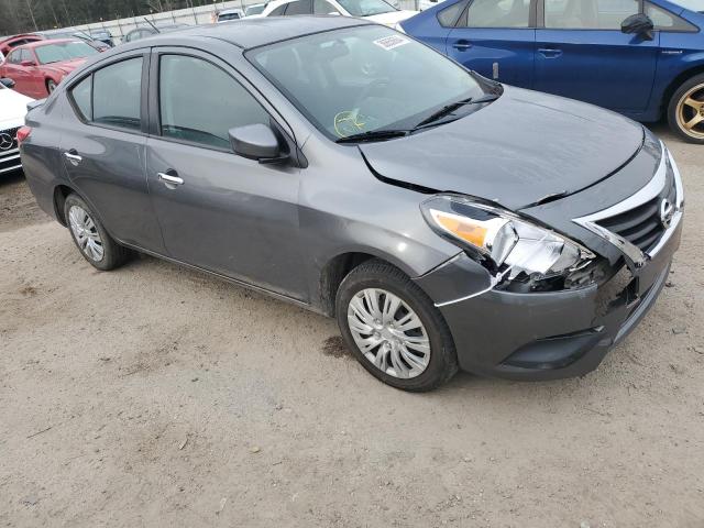 3N1CN7AP0JL864265 - 2018 NISSAN VERSA S GRAY photo 4