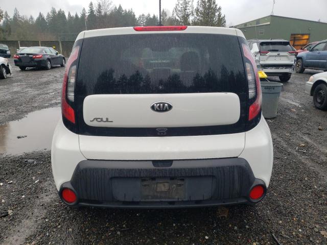 KNDJN2A26G7257828 - 2016 KIA SOUL WHITE photo 6