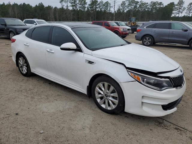 5XXGU4L38JG215559 - 2018 KIA OPTIMA EX WHITE photo 4