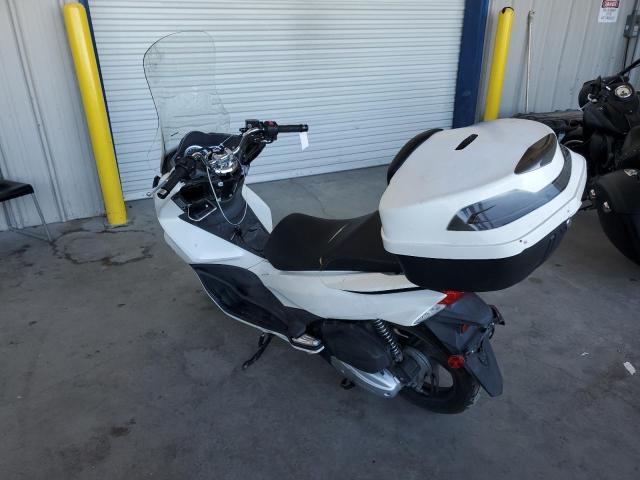 RLHKF1802FY002487 - 2015 HONDA PCX 150 WHITE photo 2