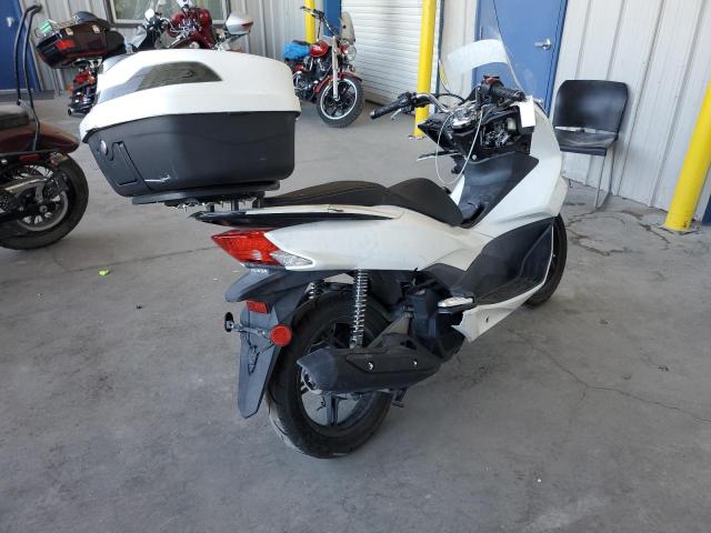 RLHKF1802FY002487 - 2015 HONDA PCX 150 WHITE photo 3