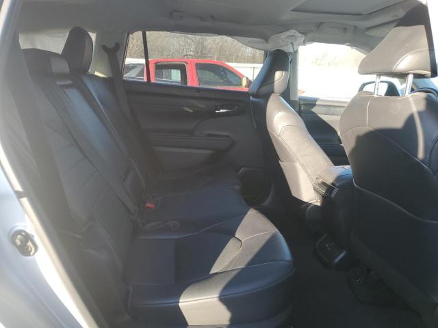 5TDGZRBH7NS565426 - 2022 TOYOTA HIGHLANDER XLE SILVER photo 11