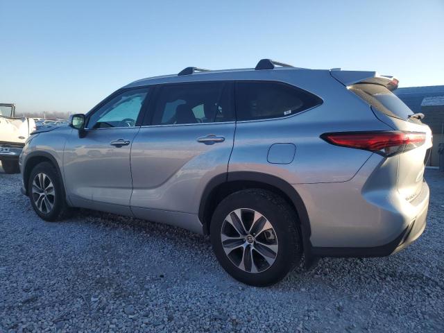 5TDGZRBH7NS565426 - 2022 TOYOTA HIGHLANDER XLE SILVER photo 2