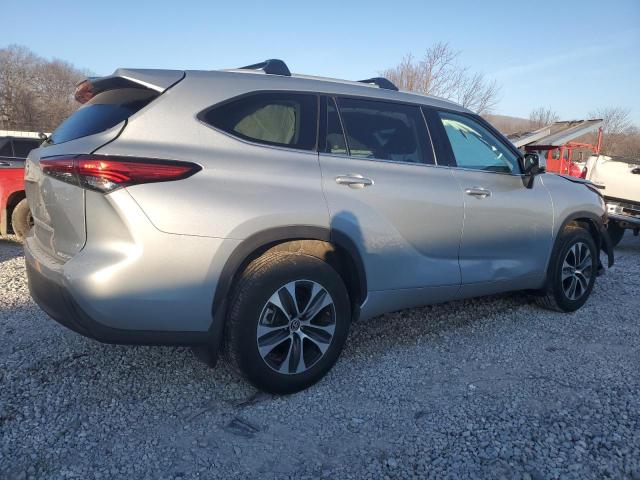 5TDGZRBH7NS565426 - 2022 TOYOTA HIGHLANDER XLE SILVER photo 3
