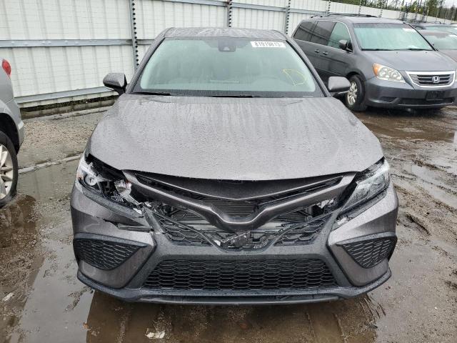 4T1G11AK1PU818692 - 2023 TOYOTA CAMRY SE NIGHT SHADE SILVER photo 5