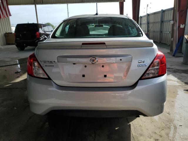 3N1CN7AP4JL845346 - 2018 NISSAN VERSA S SILVER photo 6