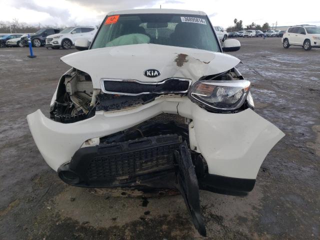 KNDJN2A28G7319794 - 2016 KIA SOUL WHITE photo 5