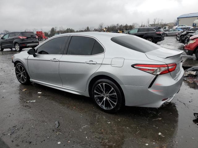 4T1B11HK0JU039629 - 2018 TOYOTA CAMRY L SILVER photo 2