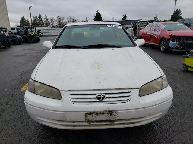 JT2BG22K9W0255679 - 1998 TOYOTA CAMRY CE WHITE photo 5