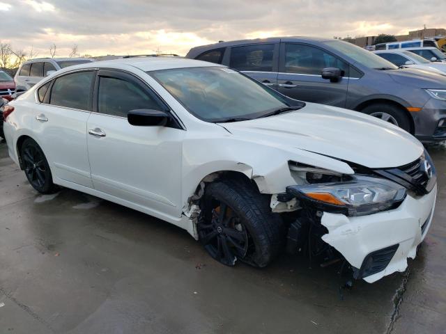 1N4AL3AP1JC258302 - 2018 NISSAN ALTIMA 2.5 WHITE photo 4