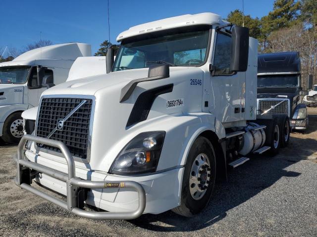 4V4NB9EH9HN992211 - 2017 VOLVO VN VNL WHITE photo 2