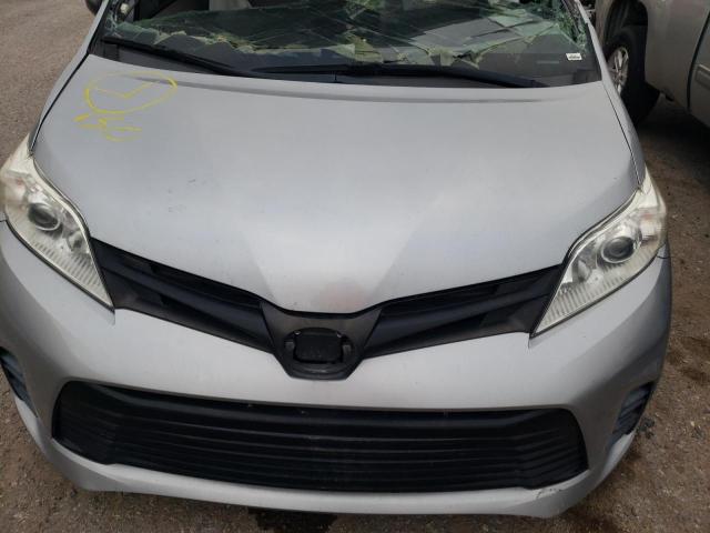 5TDZZ3DC5JS937010 - 2018 TOYOTA SIENNA L SILVER photo 11