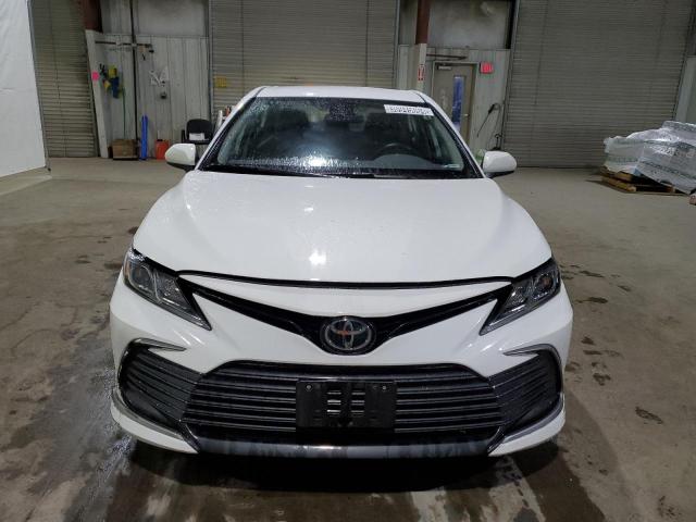 4T1C11AK4NU068958 - 2022 TOYOTA CAMRY LE WHITE photo 5