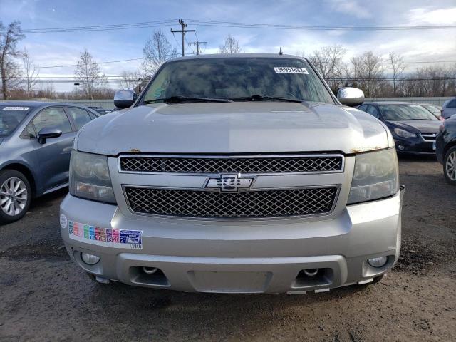 1GNSKKE37BR124743 - 2011 CHEVROLET SUBURBAN K1500 LTZ SILVER photo 5