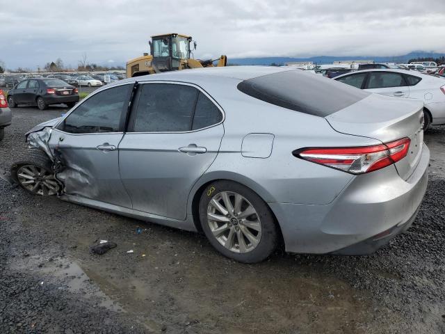 4T1B11HK5JU088230 - 2018 TOYOTA CAMRY L SILVER photo 2