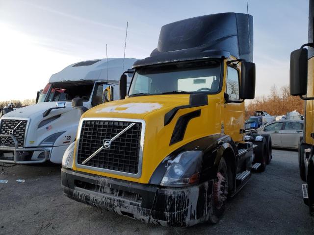 4V4NC9EH1GN939658 - 2016 VOLVO VN VNL TWO TONE photo 2