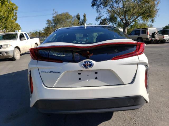 JTDKARFP4H3010345 - 2017 TOYOTA PRIUS PRIM WHITE photo 6