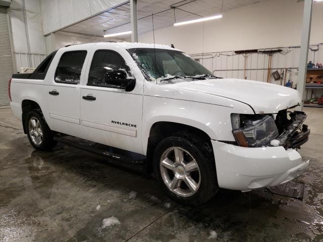 3GNTKEE35BG321688 - 2011 CHEVROLET AVALANCHE LS WHITE photo 4