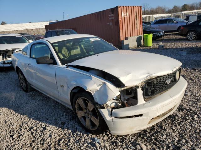 1ZVFT82H965112548 - 2006 FORD MUSTANG GT WHITE photo 4