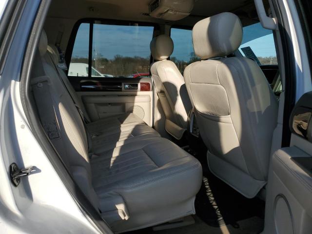 5LMFU28R14LJ16219 - 2004 LINCOLN NAVIGATOR 白色 照片 11