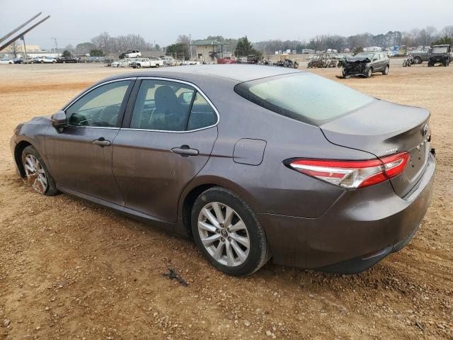 4T1B11HKXJU640997 - 2018 TOYOTA CAMRY L GRAY photo 2