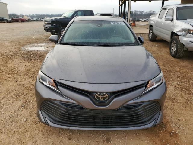 4T1B11HKXJU640997 - 2018 TOYOTA CAMRY L GRAY photo 5