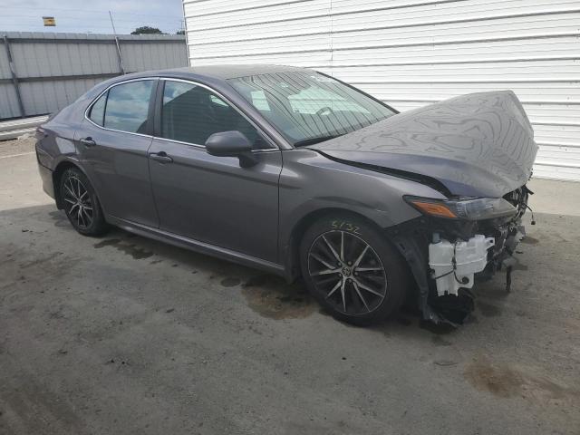 4T1G11AK7MU496393 - 2021 TOYOTA CAMRY SE GRAY photo 4