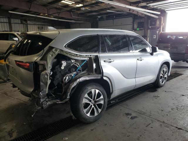 5TDHZRBH6NS195932 - 2022 TOYOTA HIGHLANDER XLE SILVER photo 3