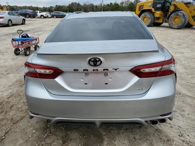 4T1B61HK4JU027548 - 2018 TOYOTA CAMRY XSE SILVER photo 6