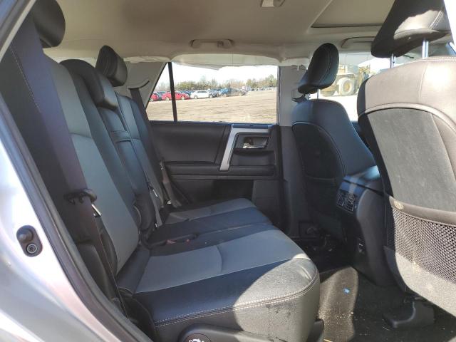 JTEBU5JR2J5599846 - 2018 TOYOTA 4RUNNER SR5/SR5 PREMIUM SILVER photo 10