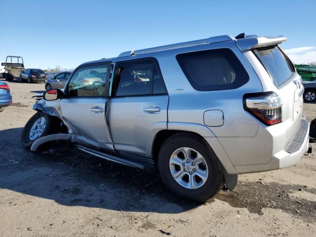 JTEBU5JR2J5599846 - 2018 TOYOTA 4RUNNER SR5/SR5 PREMIUM SILVER photo 2