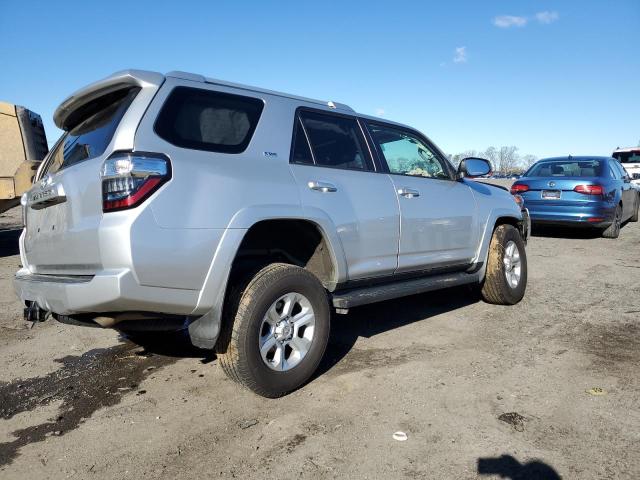 JTEBU5JR2J5599846 - 2018 TOYOTA 4RUNNER SR5/SR5 PREMIUM SILVER photo 3
