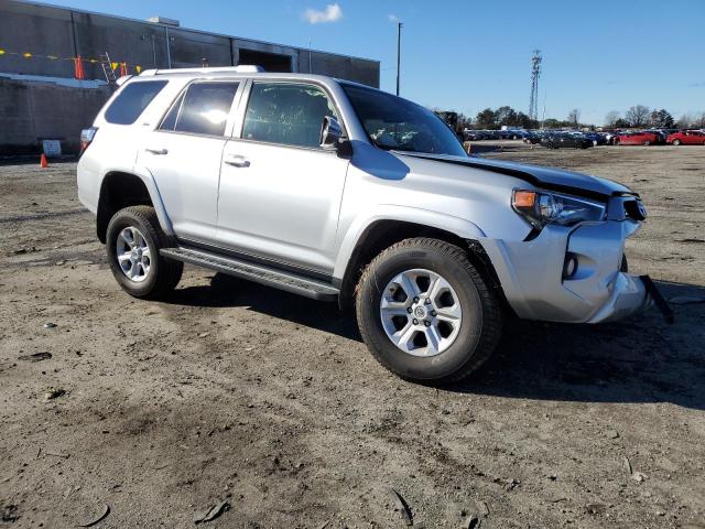 JTEBU5JR2J5599846 - 2018 TOYOTA 4RUNNER SR5/SR5 PREMIUM SILVER photo 4