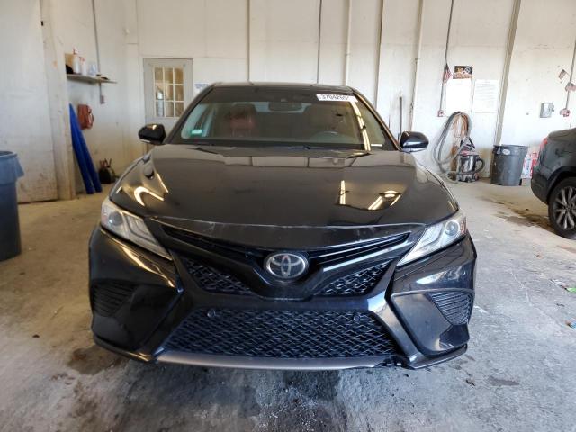 4T1B61HK0JU132183 - 2018 TOYOTA CAMRY XSE BLACK photo 5