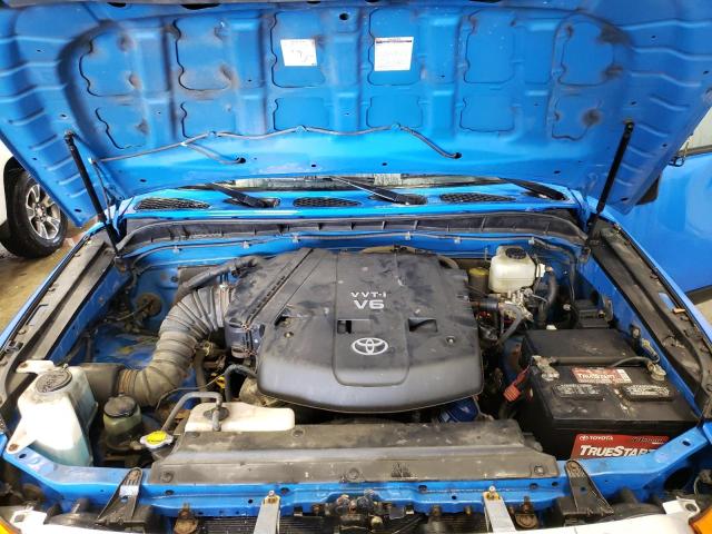 JTEBU11F270034355 - 2007 TOYOTA FJ CRUISER BLUE photo 11