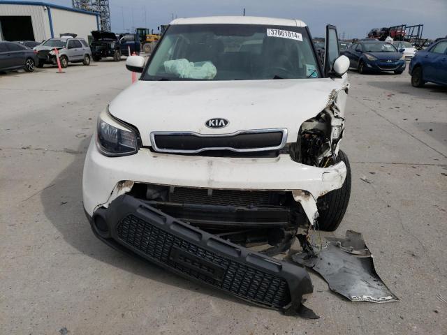 KNDJN2A29G7256043 - 2016 KIA SOUL WHITE photo 5