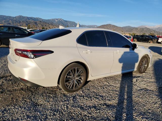 4T1F11AK2MU551974 - 2021 TOYOTA CAMRY XLE WHITE photo 3