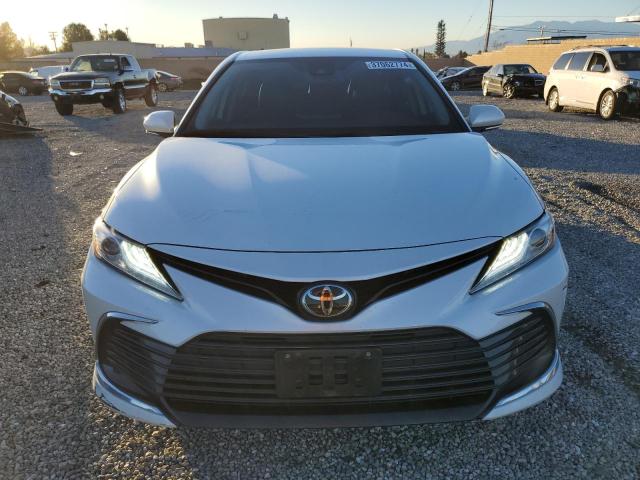 4T1F11AK2MU551974 - 2021 TOYOTA CAMRY XLE WHITE photo 5