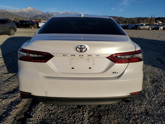 4T1F11AK2MU551974 - 2021 TOYOTA CAMRY XLE WHITE photo 6