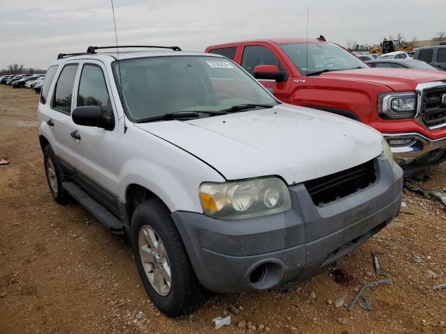 1FMYU93105DA13066 - 2005 FORD ESCAPE XLT WHITE photo 4