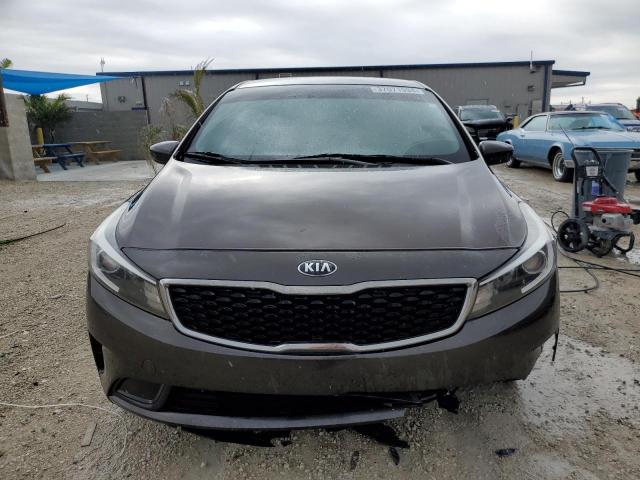 3KPFL4A77HE018356 - 2017 KIA FORTE LX GRAY photo 5