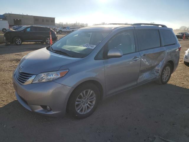 5TDYZ3DC0HS852453 - 2017 TOYOTA SIENNA XLE SILVER photo 1