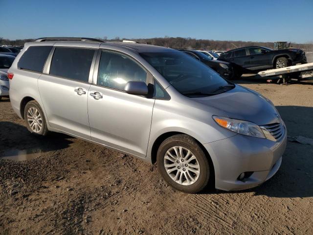 5TDYZ3DC0HS852453 - 2017 TOYOTA SIENNA XLE SILVER photo 4