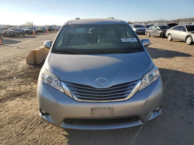 5TDYZ3DC0HS852453 - 2017 TOYOTA SIENNA XLE SILVER photo 5