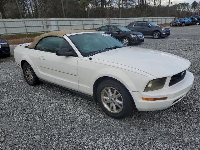 1ZVFT84NX75260518 - 2007 FORD MUSTANG WHITE photo 4