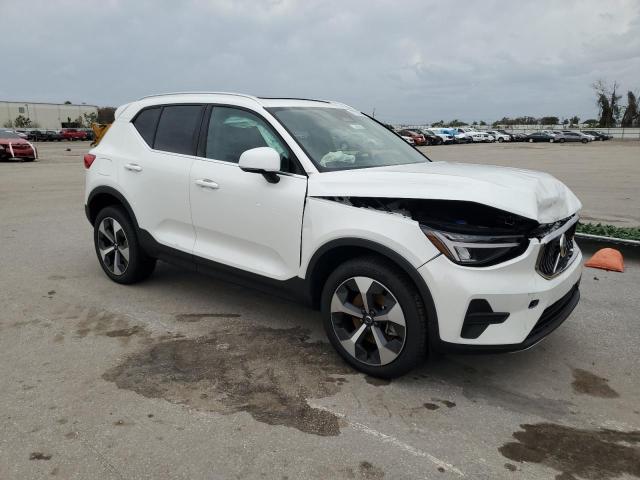 YV4L12UK5R2227992 - 2024 VOLVO XC40 CORE WHITE photo 4