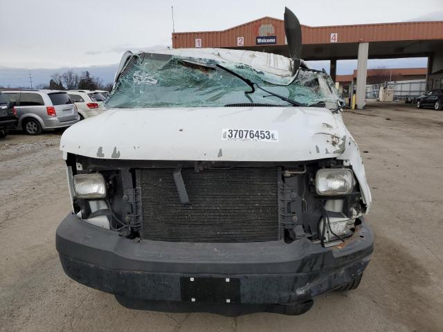 1GJGG25UX41137506 - 2004 GMC SAVANA G2500 WHITE photo 5