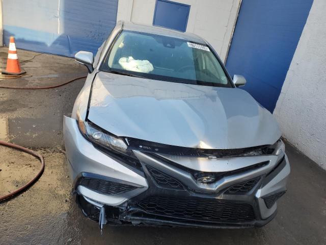 4T1G11AK3PU166027 - 2023 TOYOTA CAMRY SE NIGHT SHADE SILVER photo 5