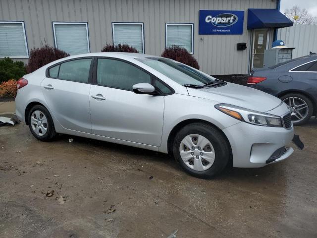 3KPFK4A79JE275317 - 2018 KIA FORTE LX WHITE photo 4